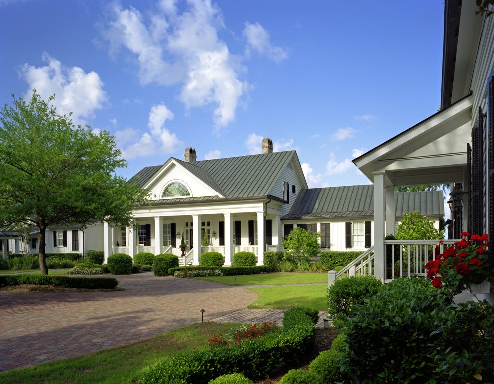 Design ideas for a traditional one-storey white exterior in Charleston with a gable roof.