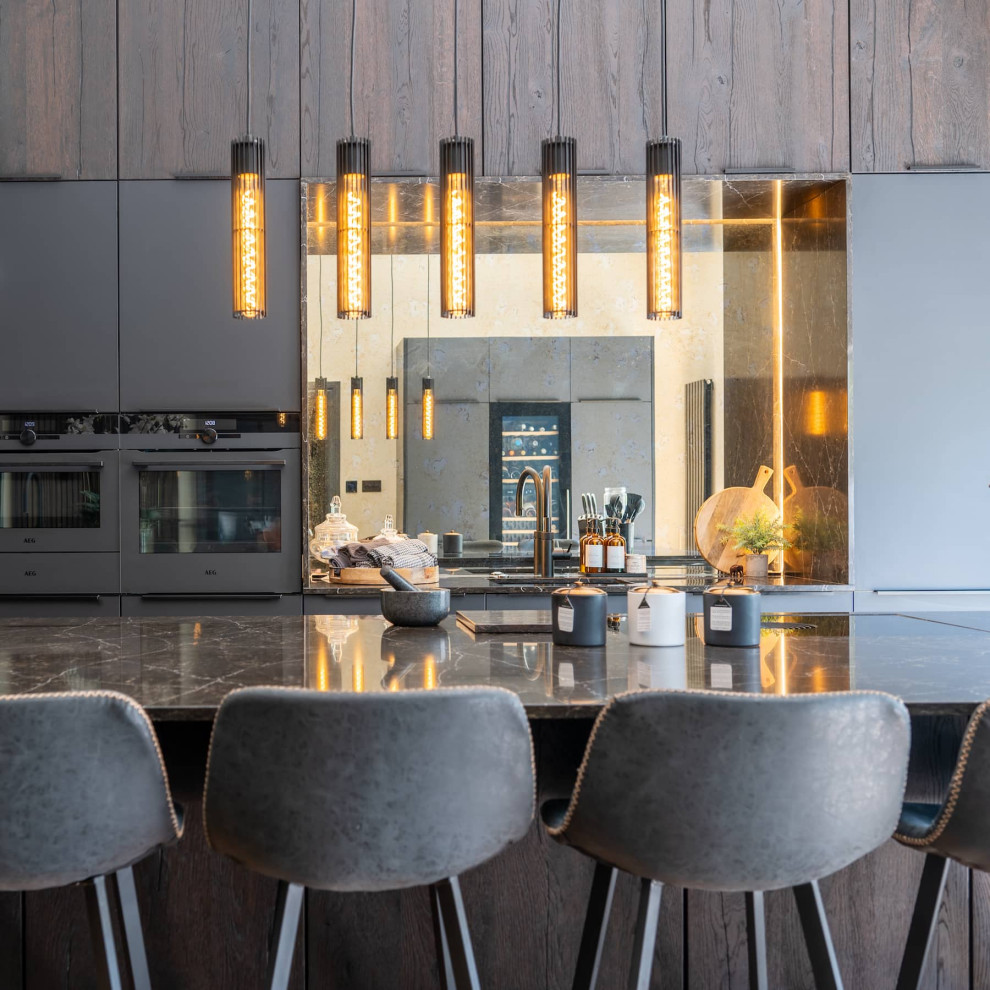 Exempel på ett stort modernt flerfärgad linjärt flerfärgat kök med öppen planlösning, med en undermonterad diskho, skåp i shakerstil, skåp i mörkt trä, bänkskiva i kvartsit, glaspanel som stänkskydd, svarta vitvaror, mellanmörkt trägolv, en köksö och brunt golv