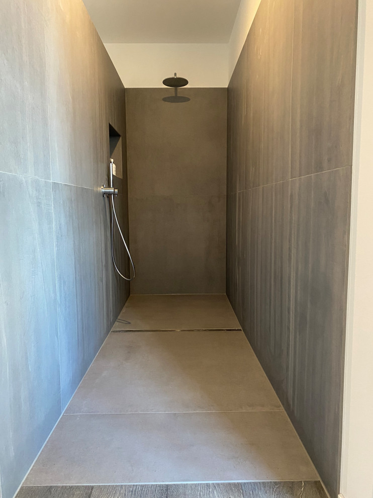 Badezimmer En Suite With bodengleicher Dusche, grauer Wandfarbe, Vinylboden, grauem Boden, offener Dusche and Wandnische in Dusseldorf