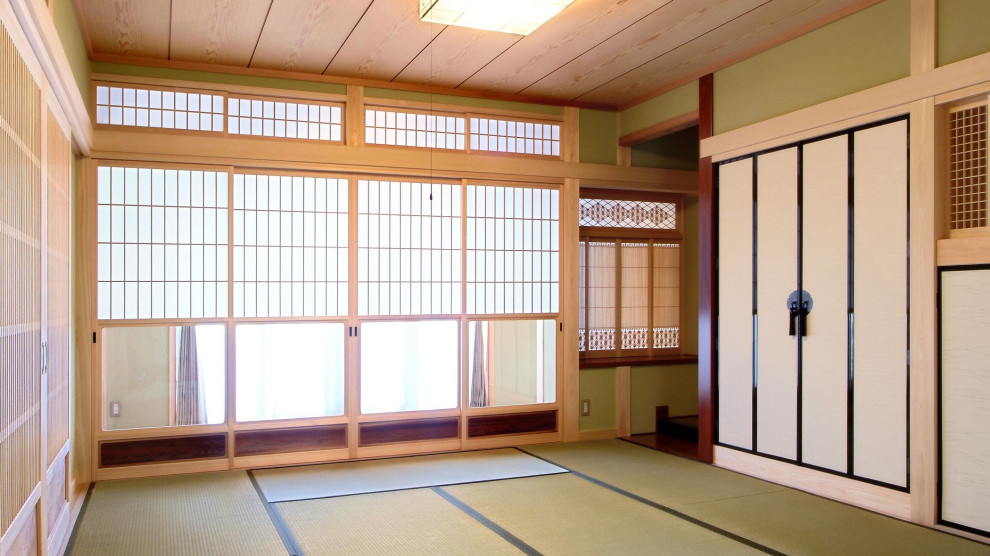 Modelo de sala de estar cerrada de estilo zen grande con paredes amarillas, tatami y madera
