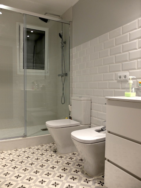 Reforma de baño con baldosas hidráulicas y azulejo tipo ...