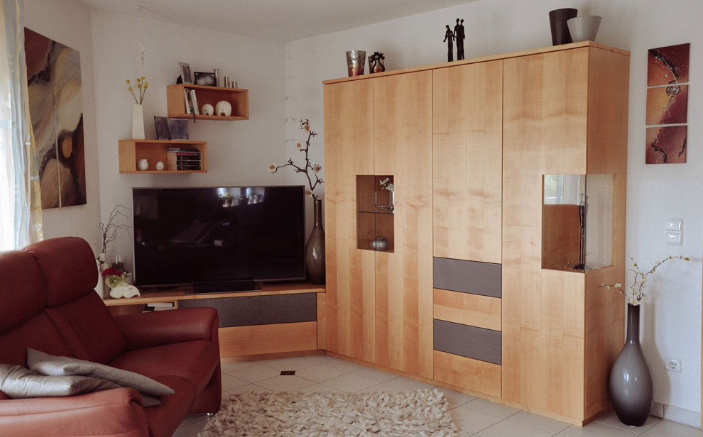 Immagine di un soggiorno design di medie dimensioni e chiuso con pareti bianche, porta TV ad angolo e pavimento bianco