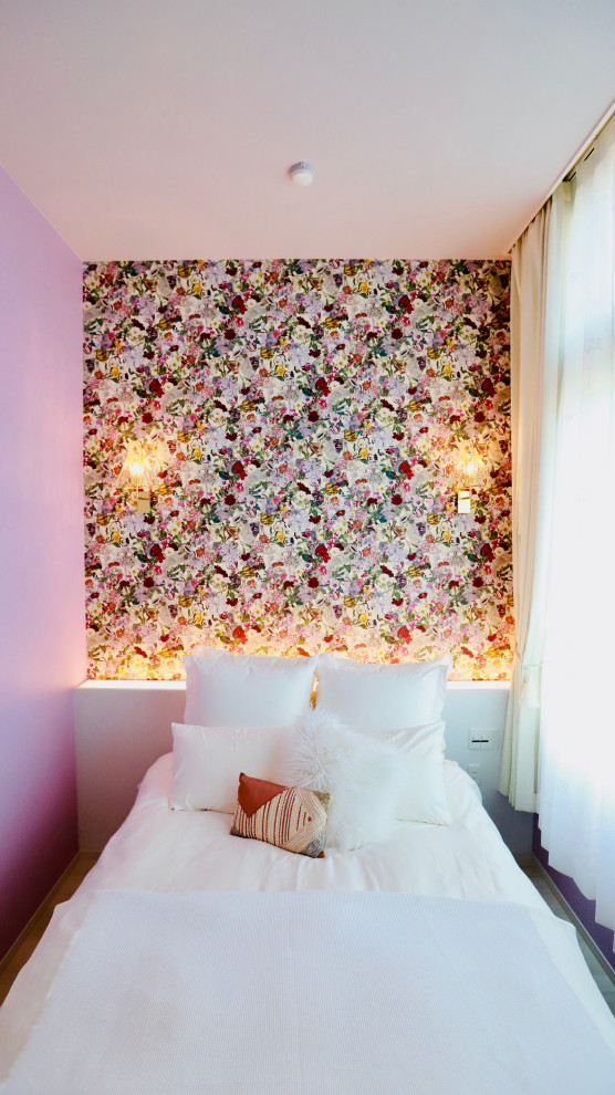 На фото: хозяйская спальня в современном стиле с фиолетовыми стенами, деревянным полом, потолком с обоями и обоями на стенах