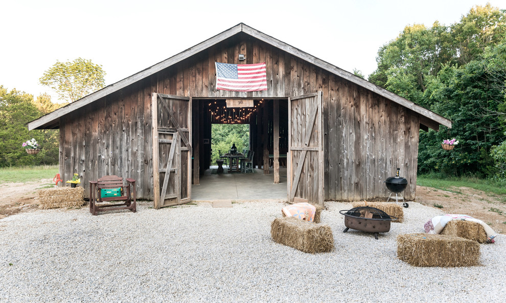 Large farmhouse detached barn photo in St Louis