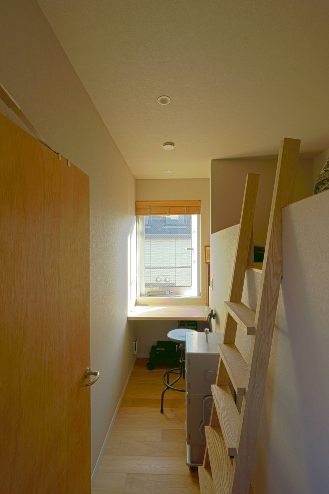 Idéer för ett litet nordiskt könsneutralt barnrum kombinerat med sovrum och för 4-10-åringar, med grå väggar, plywoodgolv och beiget golv