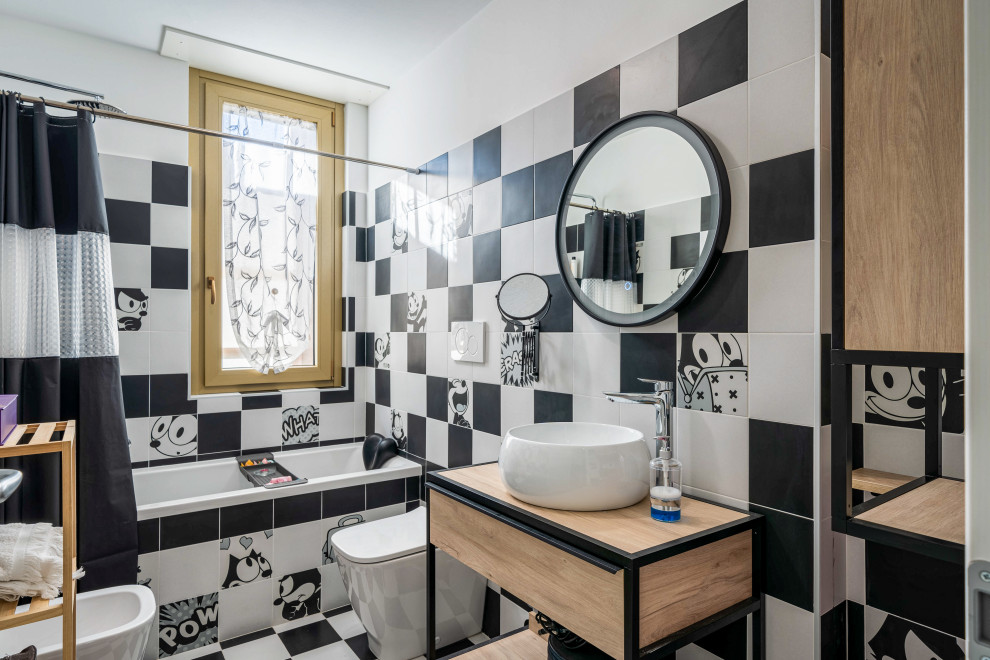 Bathroom - eclectic bathroom idea in Milan