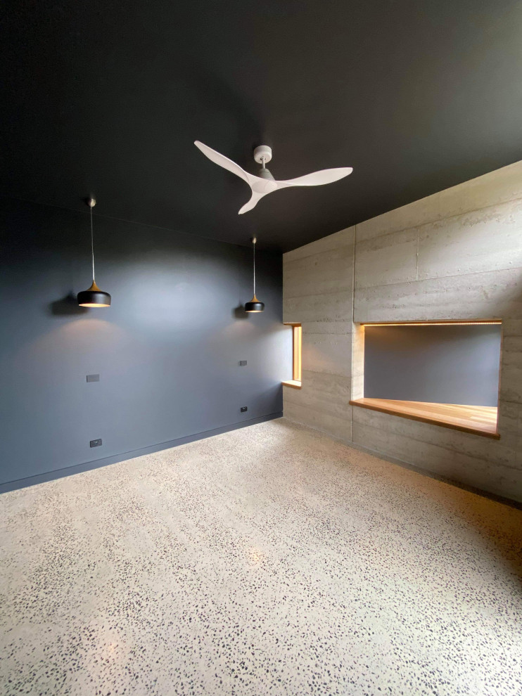 Réalisation d'une chambre parentale urbaine de taille moyenne avec un mur noir, sol en béton ciré et un sol gris.