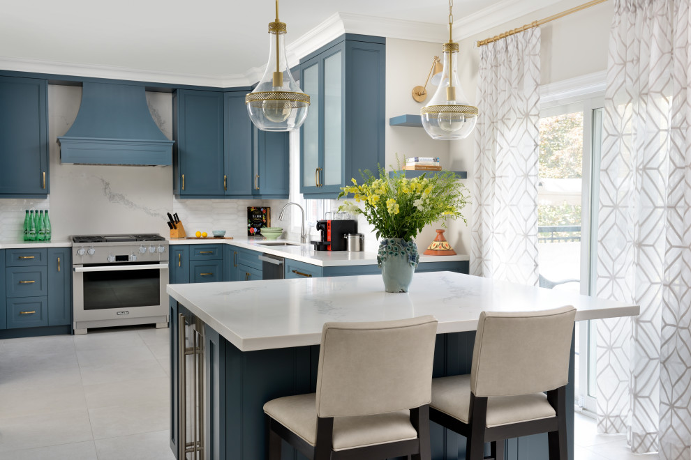 Immagine di una cucina design chiusa e di medie dimensioni con lavello sottopiano, ante in stile shaker, ante blu, top in quarzo composito, elettrodomestici in acciaio inossidabile e top bianco