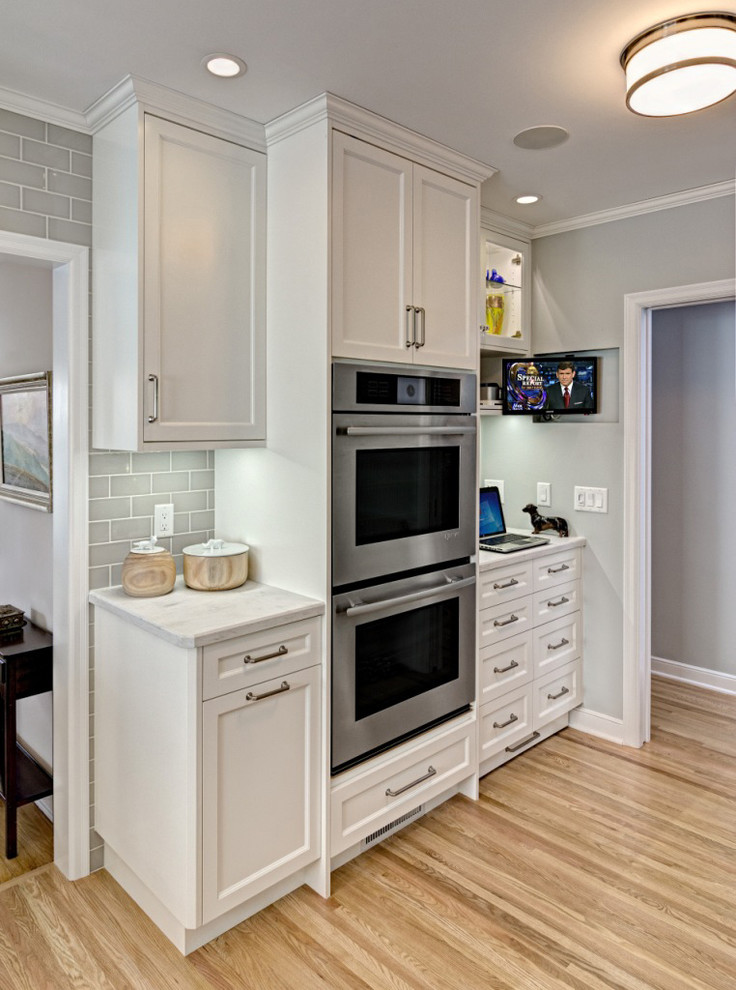 Example of a transitional kitchen design in Minneapolis
