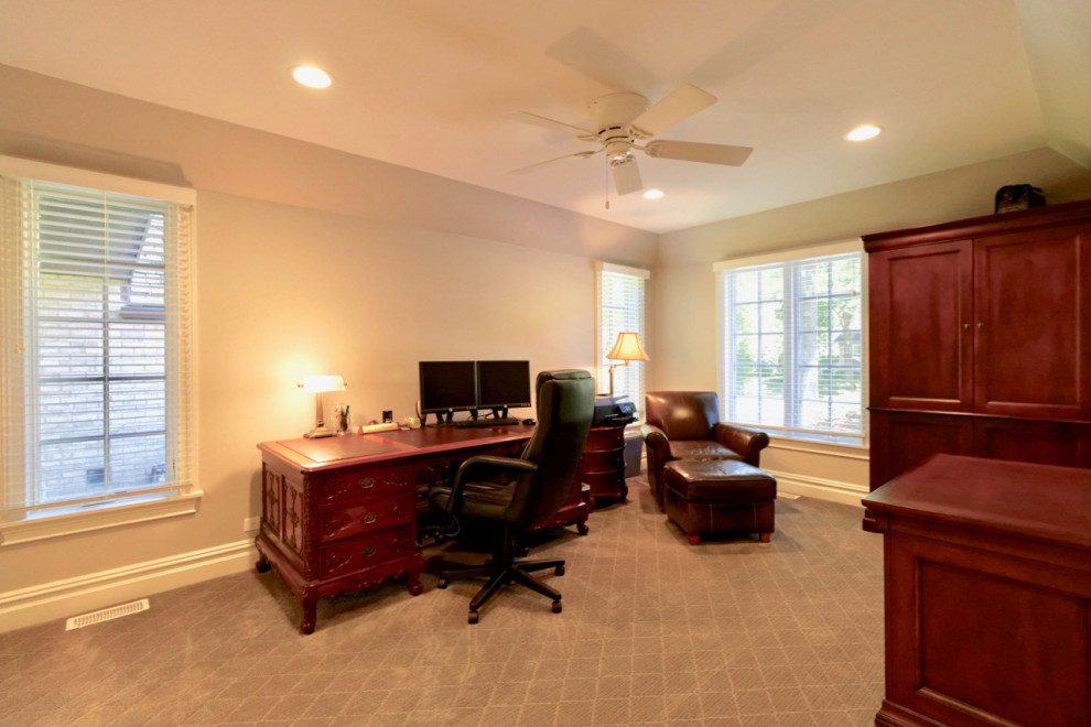 Home office - transitional home office idea in Chicago