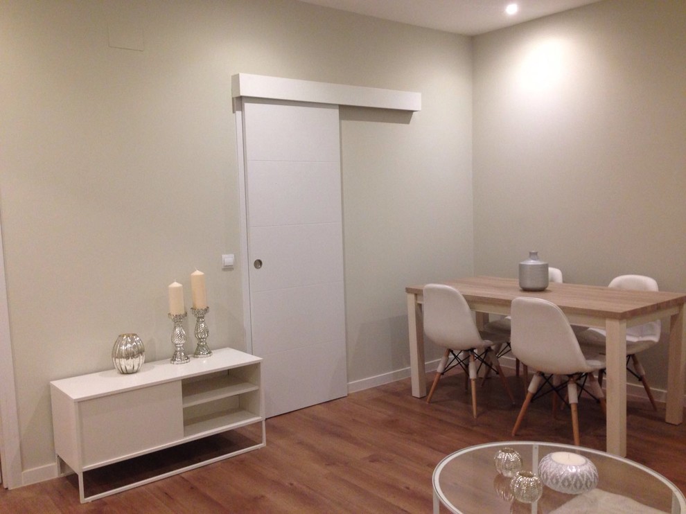 Foto de comedor tradicional renovado de tamaño medio cerrado sin chimenea con paredes beige y suelo de madera oscura