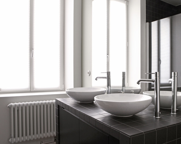 Ispirazione per una stanza da bagno design con vasca da incasso, doccia aperta e pavimento in marmo
