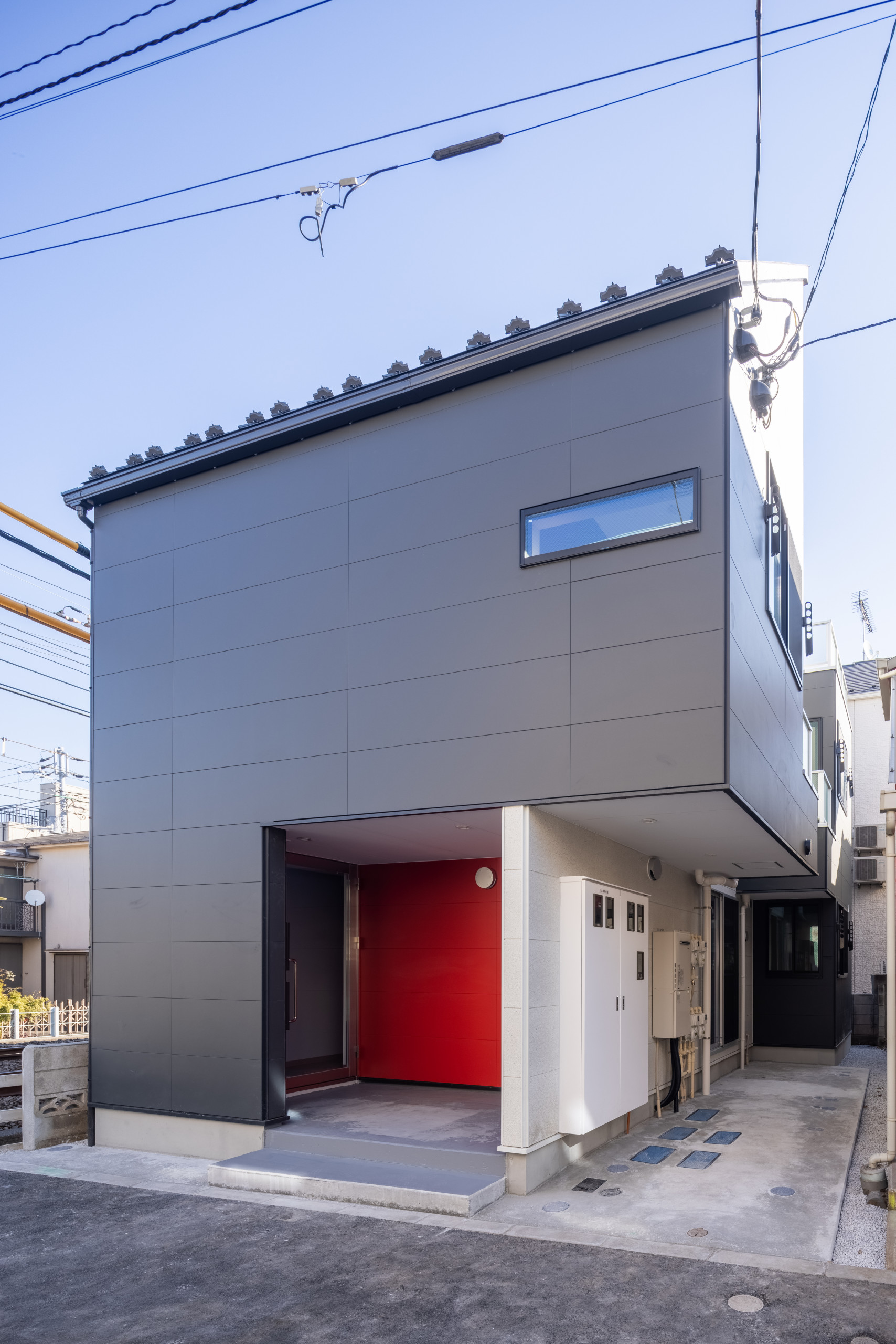 線路沿いの小さな共同住宅
