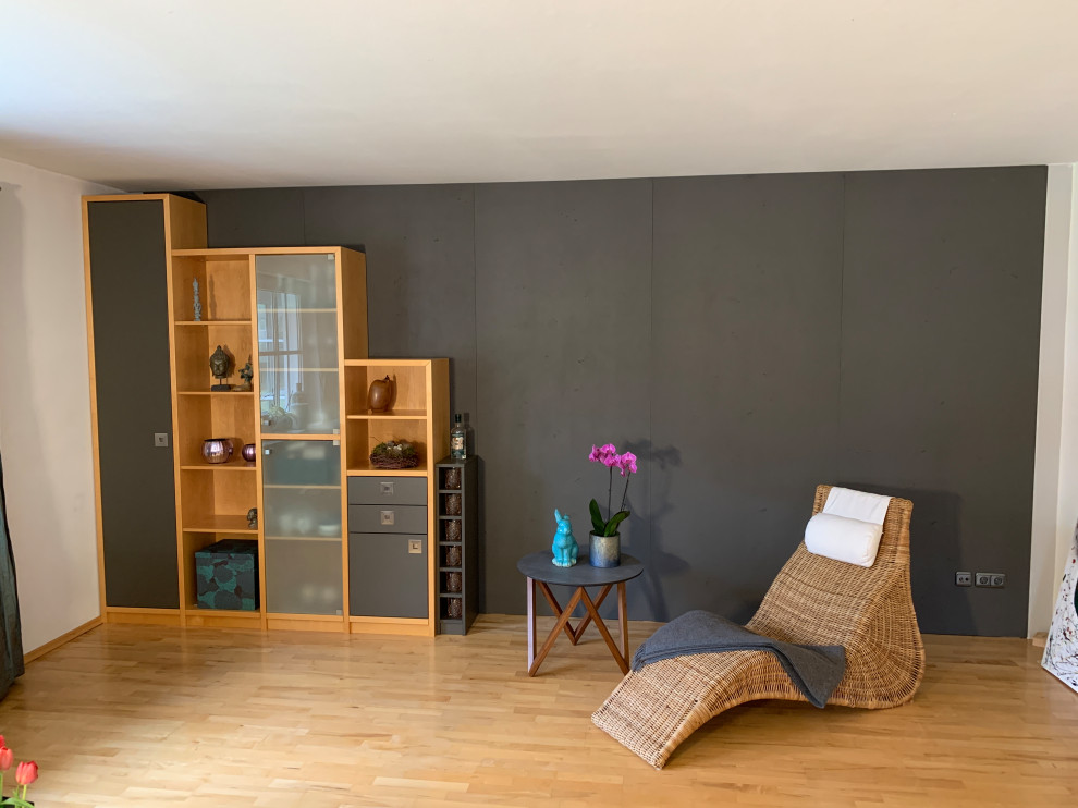 Idee per un soggiorno moderno di medie dimensioni e aperto con angolo bar, pareti grigie, pavimento in legno massello medio, nessuna TV e pannellatura
