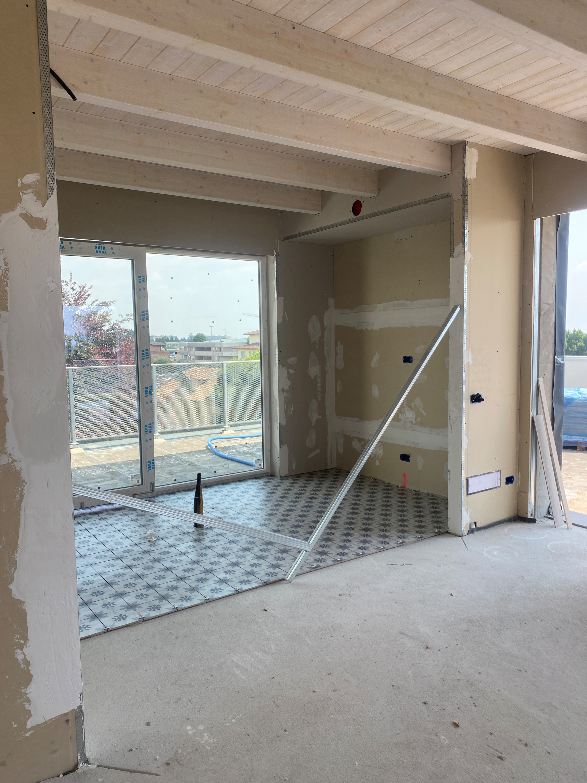 Attico con terrazzo, 140 mq - Solaro (mi)