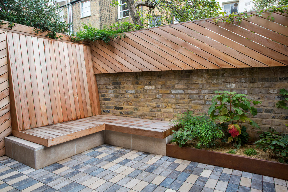Small rear garden for a terraced house - Contemporary - Patio - London