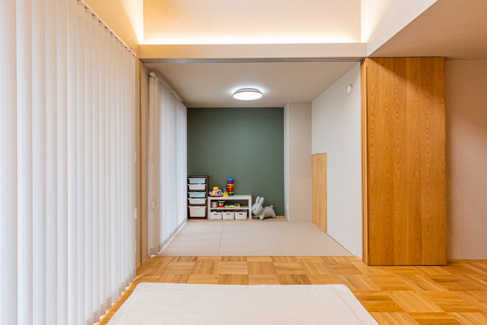 Cette photo montre un salon moderne de taille moyenne et ouvert avec un mur gris, un téléviseur fixé au mur, un plafond en papier peint, du papier peint, un sol de tatami et un sol beige.