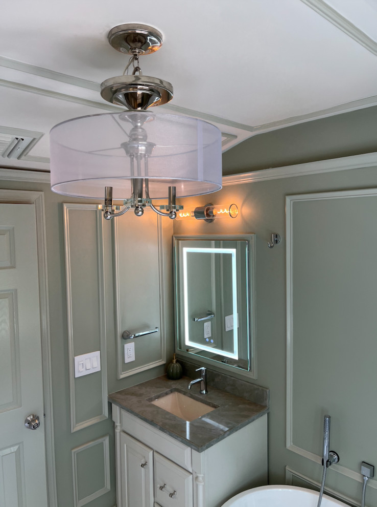 Luxurious Classic Main Bathroom