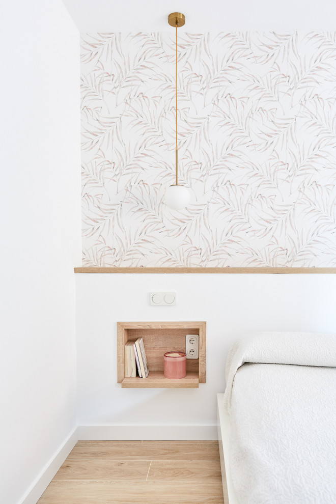 Diseño de dormitorio principal y blanco y madera clásico renovado grande con paredes blancas, suelo de madera clara, suelo marrón y papel pintado