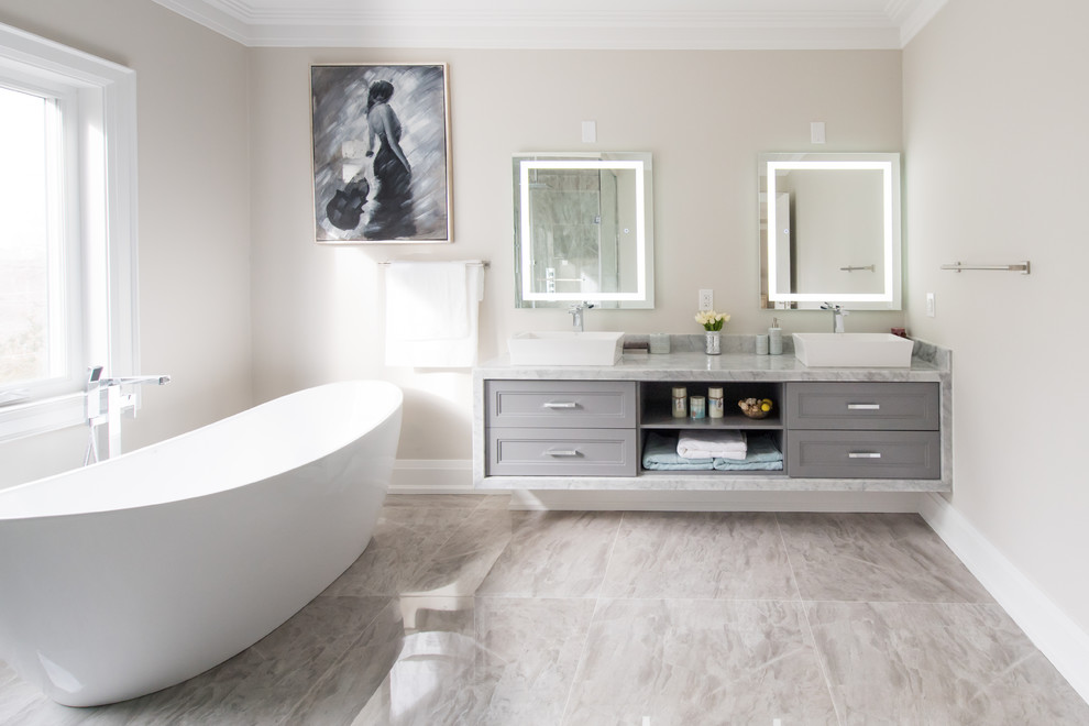 Example of a transitional bathroom design in Toronto