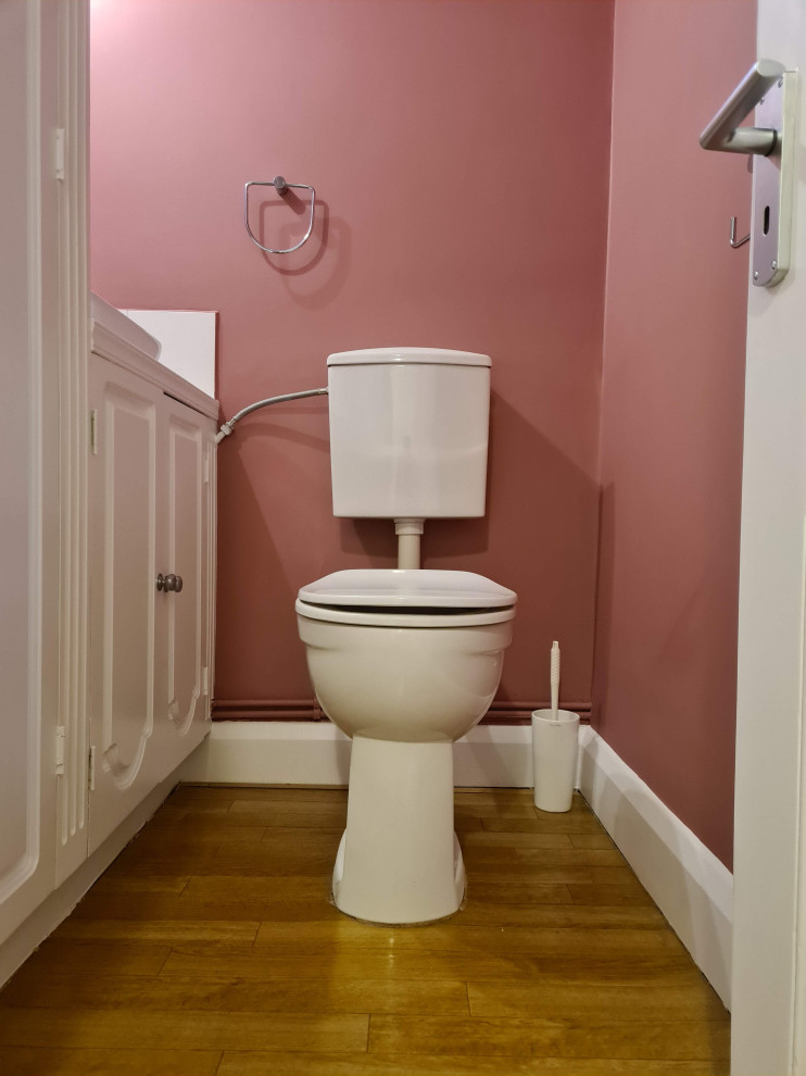 Cette photo montre un grand WC et toilettes chic avec un mur beige, un sol beige et un plafond décaissé.