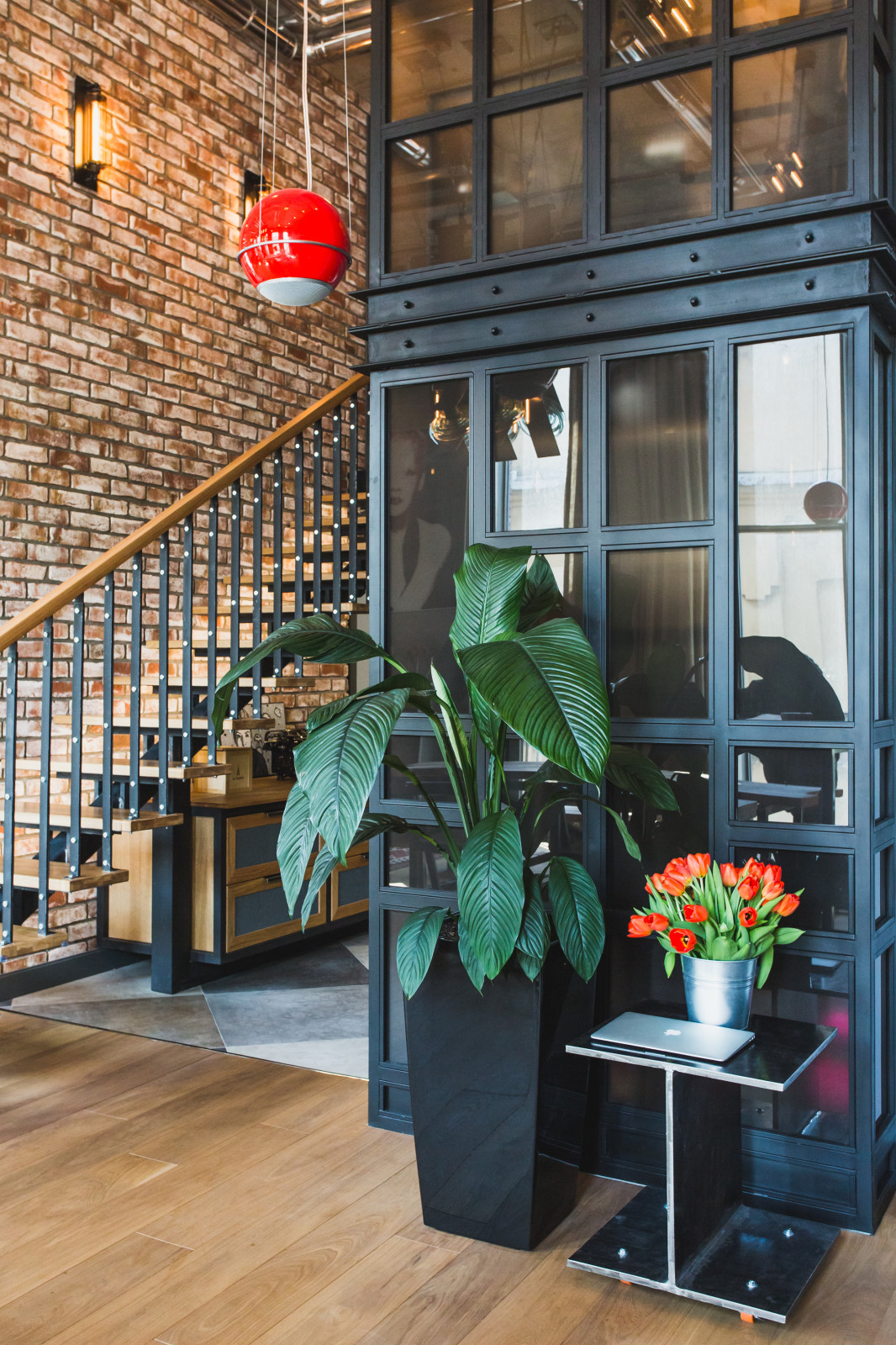 В гостях: Современный лофт, наполненный арт-объектами и музыкой