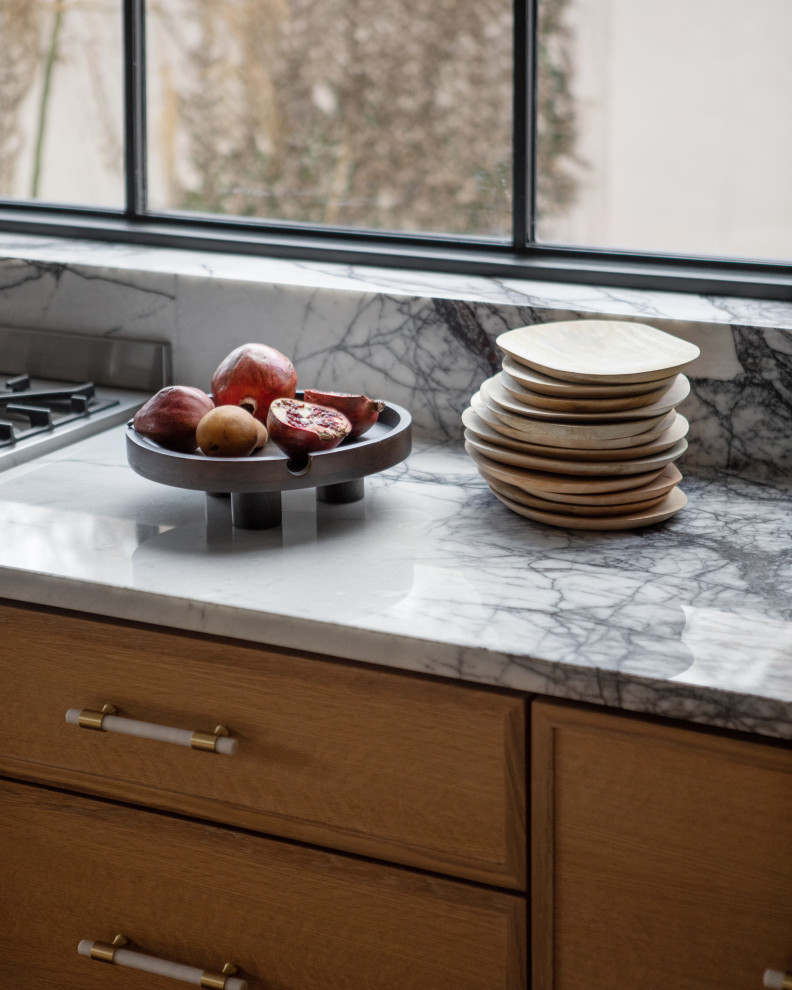 Foto di una cucina moderna chiusa e di medie dimensioni con ante lisce, ante in legno scuro, paraspruzzi bianco, top bianco, top in marmo e paraspruzzi in marmo
