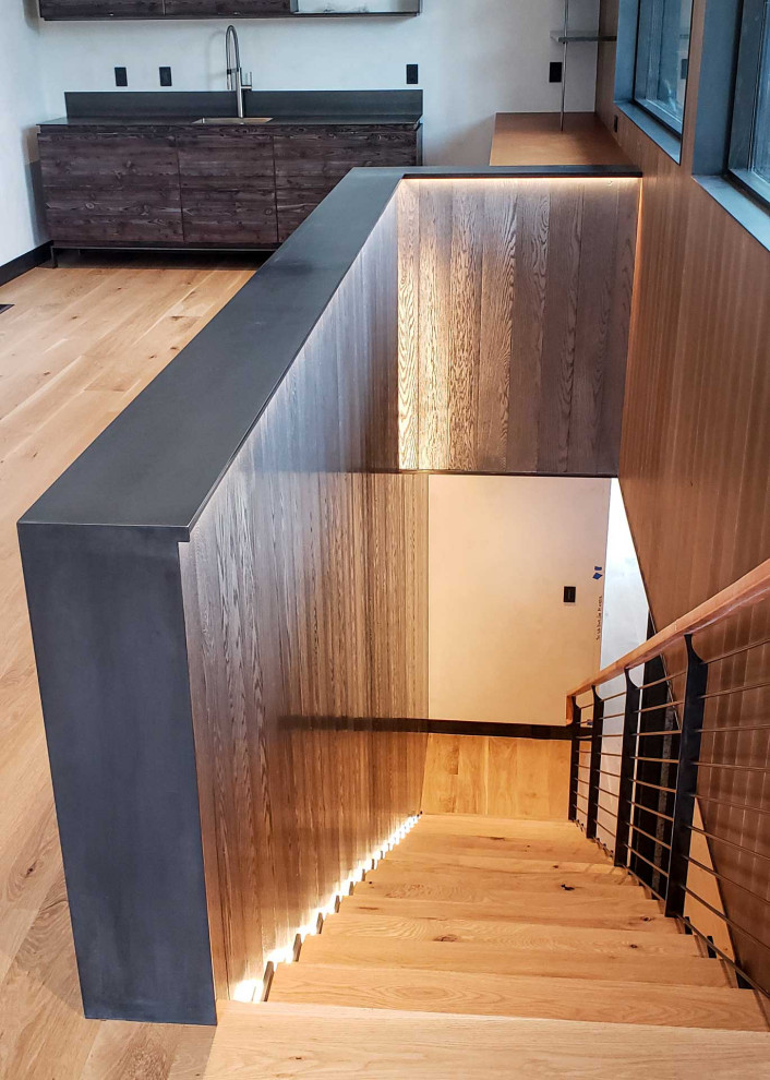 Foto de escalera recta contemporánea de tamaño medio con escalones de madera, contrahuellas de madera, barandilla de varios materiales y madera