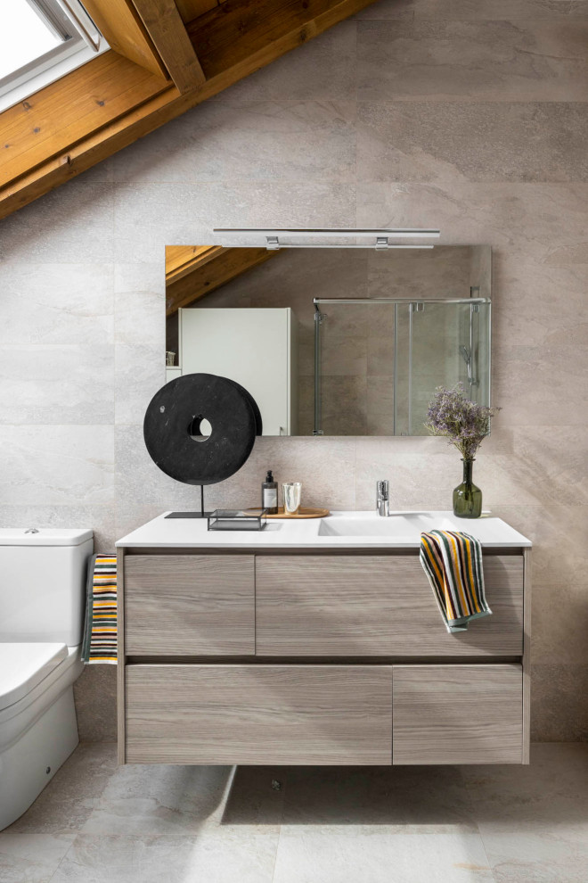 Cette image montre une salle de bain design avec un mur beige, un sol beige, meuble simple vasque et poutres apparentes.