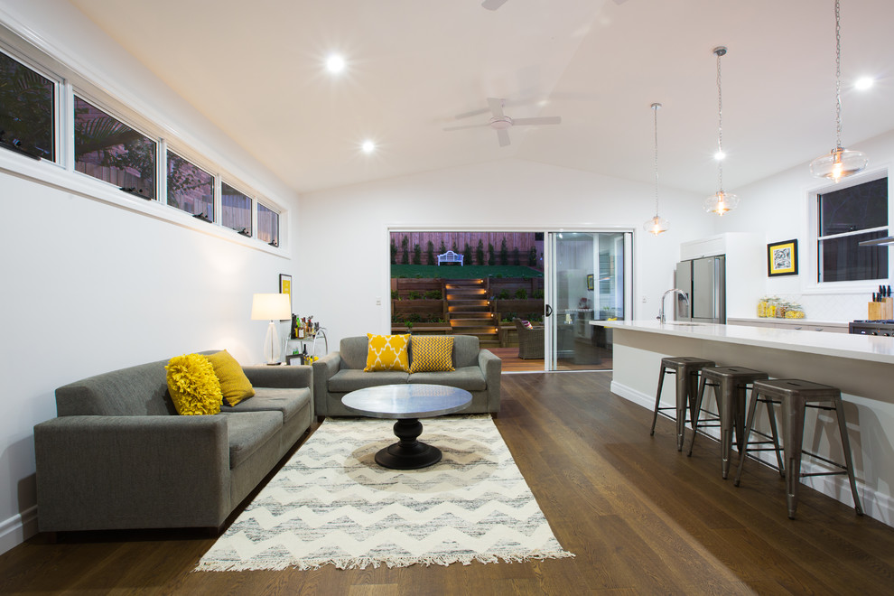Design ideas for a transitional living room in Brisbane.