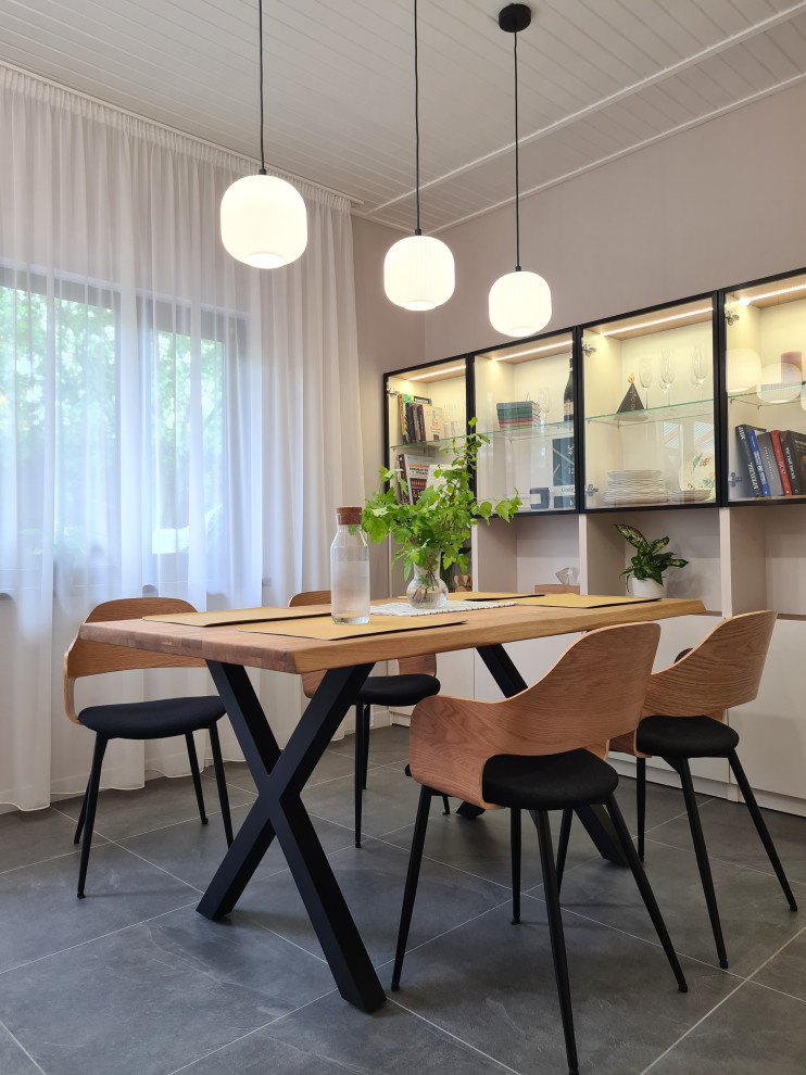 Свежая идея для дизайна: столовая среднего размера в скандинавском стиле с с кухонным уголком, бежевыми стенами, полом из керамогранита, серым полом, деревянным потолком и обоями на стенах - отличное фото интерьера