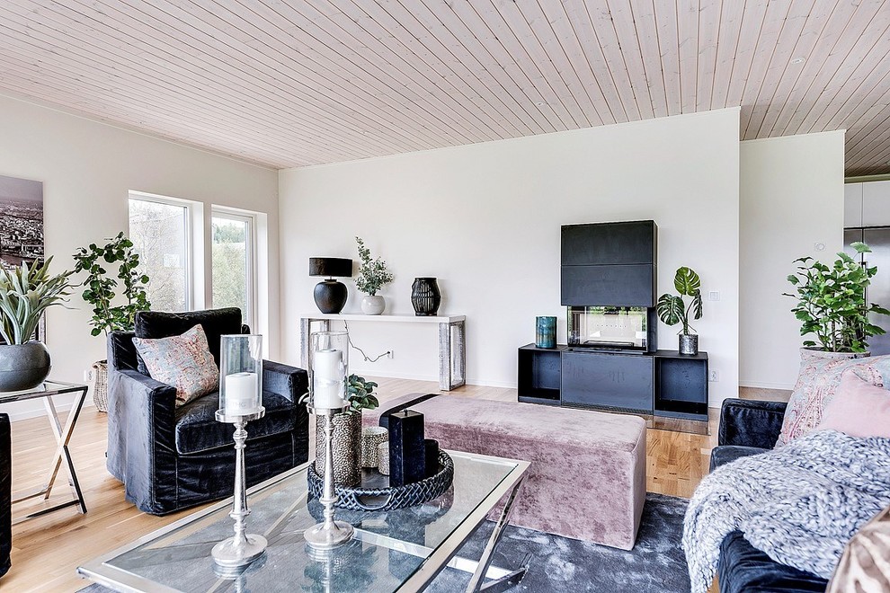 This is an example of a transitional living room in Gothenburg with white walls.