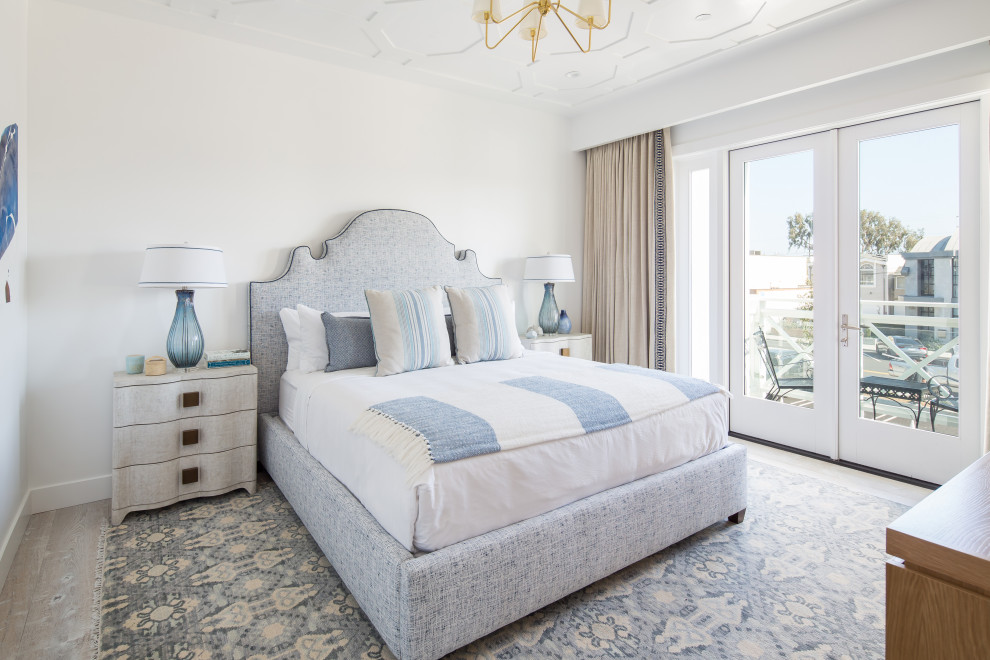 Стильный дизайн: хозяйская спальня в морском стиле с белыми стенами, светлым паркетным полом и деревянным потолком - последний тренд