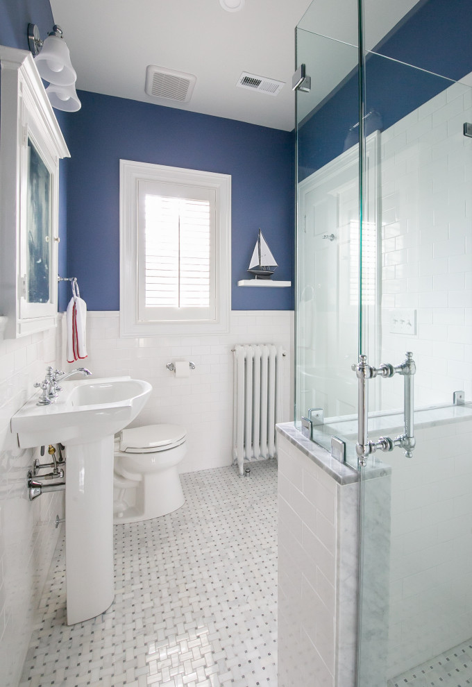 Idéer för att renovera ett litet vintage badrum för barn, med vita skåp, en toalettstol med separat cisternkåpa, blå kakel, keramikplattor, blå väggar, marmorgolv, ett piedestal handfat, vitt golv och dusch med gångjärnsdörr