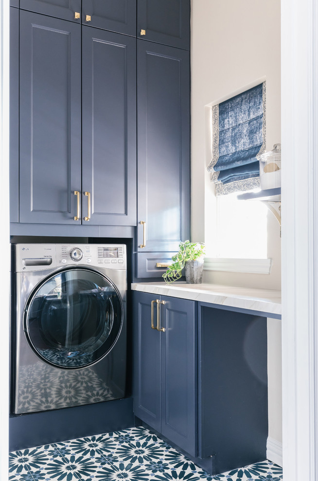 Kitchen - transitional kitchen idea in Houston