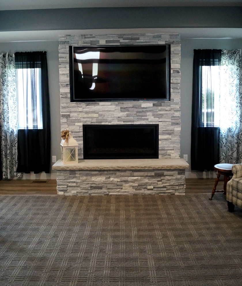 Example of a transitional home design design in Cedar Rapids