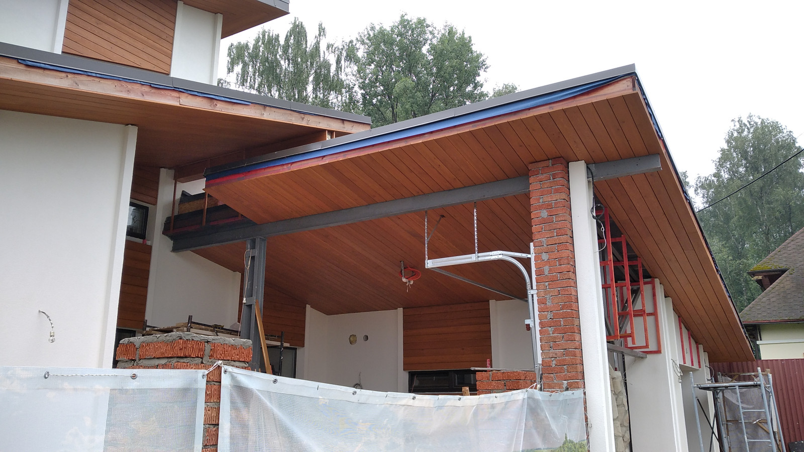 Отделка загородного дома планкеном из лиственницы