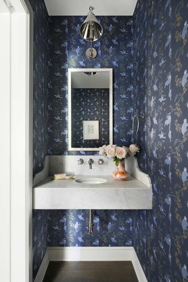 Cette image montre un WC et toilettes traditionnel avec parquet foncé, un lavabo encastré, meuble-lavabo suspendu et du papier peint.