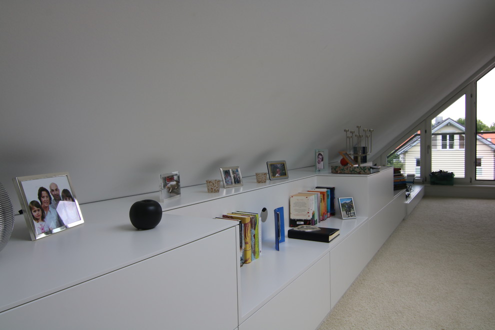 Großes, Repräsentatives Modernes Wohnzimmer ohne Kamin, im Loft-Stil mit weißer Wandfarbe, Teppichboden, freistehendem TV und beigem Boden in München