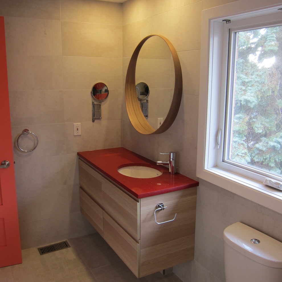 Example of an eclectic home design design in Ottawa