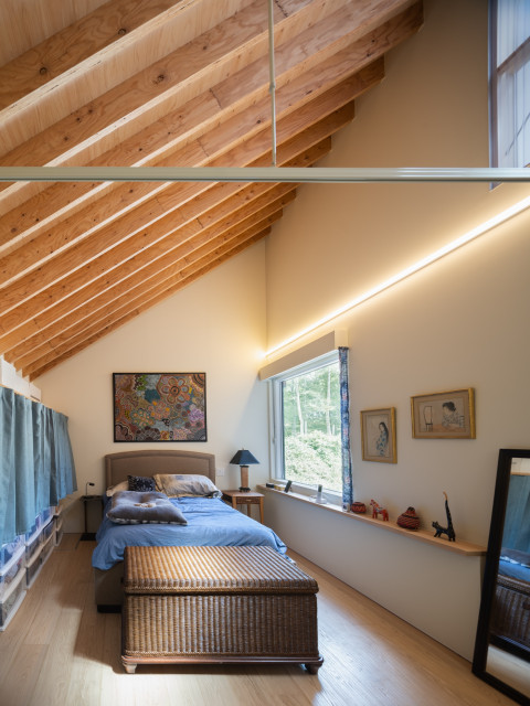麓の大屋根 modern-schlafzimmer