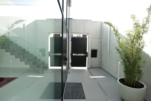 Haus Sch modern-entry