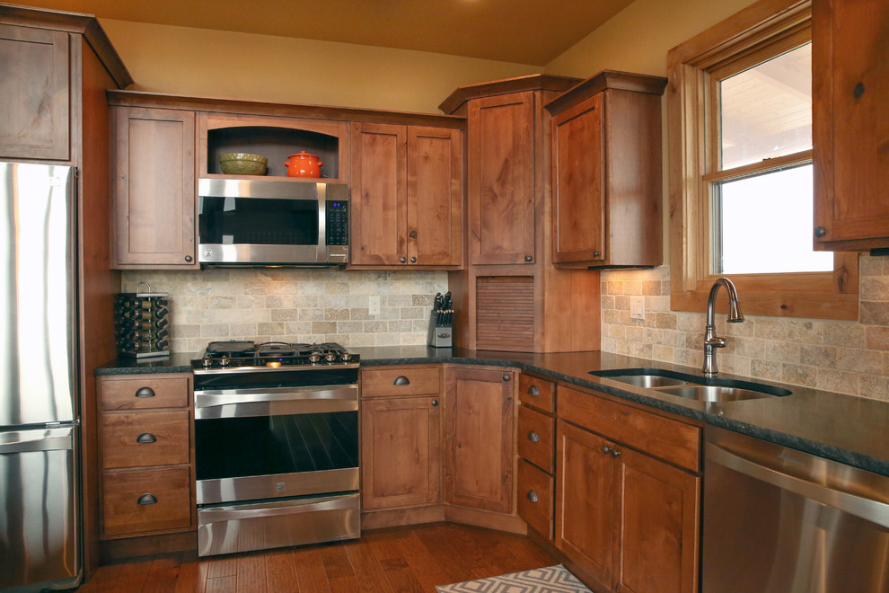 Kitchen - transitional kitchen idea