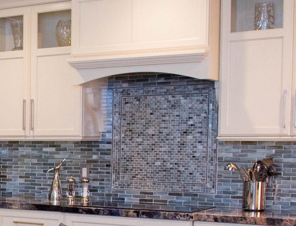 Kitchen - transitional kitchen idea in Detroit