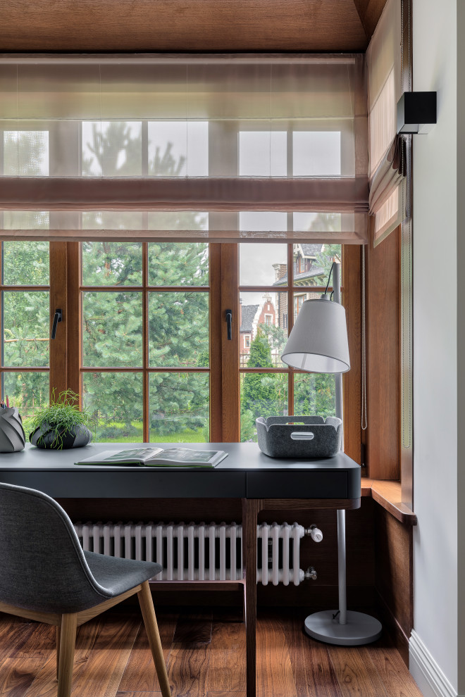 Источник вдохновения для домашнего уюта: рабочее место в современном стиле с серыми стенами, паркетным полом среднего тона, отдельно стоящим рабочим столом, коричневым полом, деревянным потолком и панелями на стенах