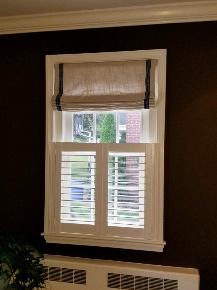 Example of a transitional entryway design in Baltimore