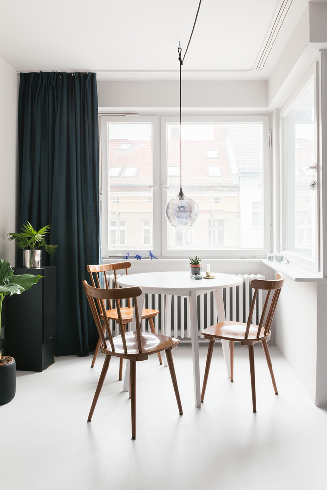 Kleines Skandinavisches Esszimmer mit weißer Wandfarbe in Berlin