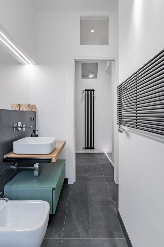 Modernes Badezimmer mit schwebendem Waschtisch in Rom