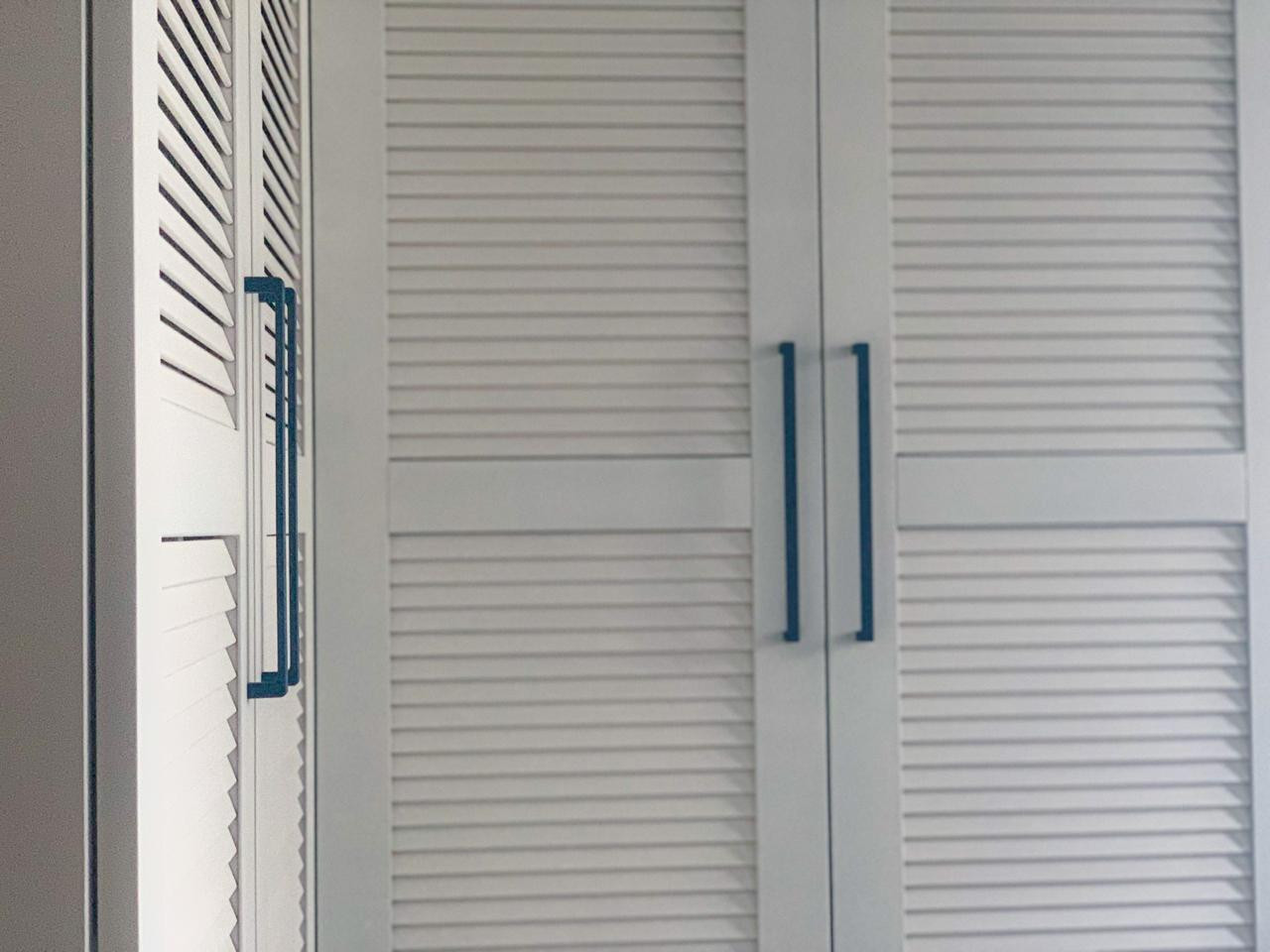 Шкаф с жалюзийными створками