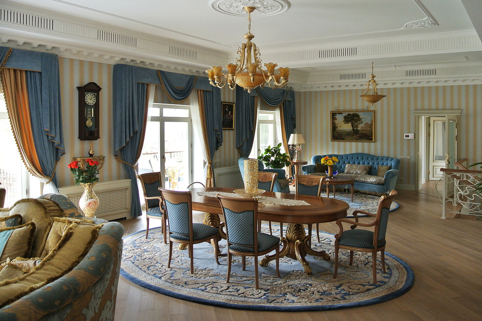 На фото: большая гостиная комната в классическом стиле